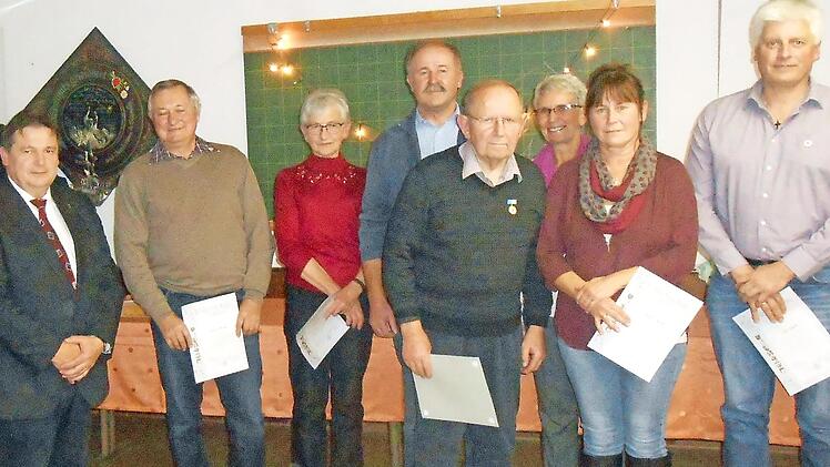 Beim Gartenbauverein Schm&ouml;lz wurden langj&auml;hrige Mitglieder mit der Ehrennadel und Ehrenurkunden ausgezeichnet. Das Foto zeigt (von links) dritten B&uuml;rgermeister Thomas Meyer, Heinrich Weber, Gisela Weber, Kreisvorsitzenden Fritz Pohl, Otto H&ouml;hler, Vorsitzende Gisela Schorn, Brigitte Moser und Horst Moser.  Foto: privat