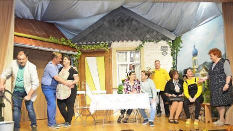 Turbulenzen und Wirrungen gibt es beim Theater "Modenschau im Ochsenstall" (von links): Michael Hohenadel, Alex Ludwig, Elke Neder, Ilka Feuerpfeil, Roy Fischer, Andreas Ludwig, Claudia Rauch, Sonja Karl, Elfriede Stey.  Foto: Karl-Heinz Hofmann