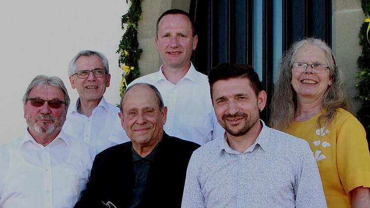 Stolz präsentierten sich vor dem Portal der Kapelle: Stadtrat Günther Hofmann, Ehrenmitglied Pfarrer a. D. Siegfried Vogt, der Vorsitzende der Dorfgemeinschaft Eschenbach, Matthias Krapp (vordere Reihe von links), sowie Stadtpfarrer Bernhard Öchsner, -- Bürgermeister Michael Ziegler und Pastoralreferentin Barbara Heinrich (hintere Reihe von links).