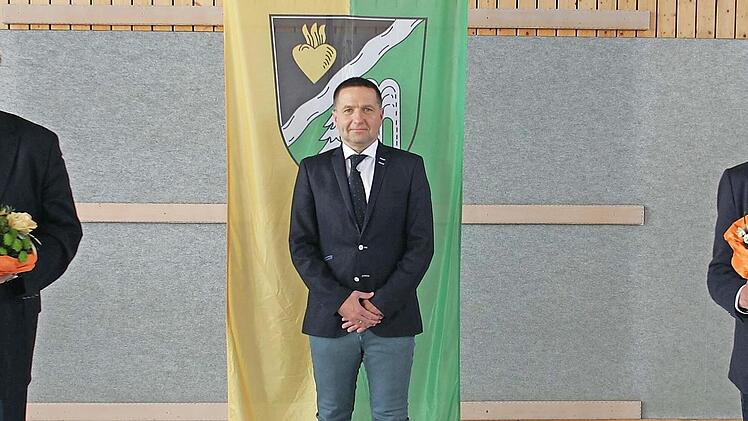 Die Lautertaler Führungsspitze bleibt bestehen. Zum Zweiten Bürgermeister wurde Martin Rebhan (SPD, links) gewählt, zum Dritten Bürgermeister Hans Rauscher (ÜPW). In der Mitte Bürgermeister Karl Kolb  Foto: A. Herzog