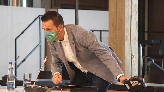 Wenn man von der mitunter ausgestiegenen Mikrofonanlage absieht, verlief die Sitzung reibungslos. Hier zu sehen ist Bürgermeister Andreas Hügerich während einer technischen Irritation. Foto: Markus Häggberg