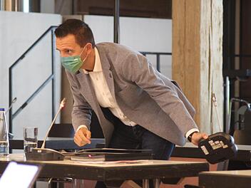 Wenn man von der mitunter ausgestiegenen Mikrofonanlage absieht, verlief die Sitzung reibungslos. Hier zu sehen ist Bürgermeister Andreas Hügerich während einer technischen Irritation. Foto: Markus Häggberg