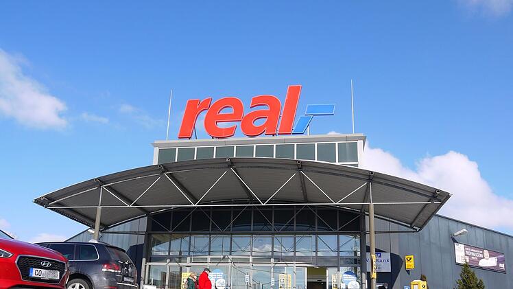 Den "real"-Markt in Dörfles-Esbach wird das Einzelhandelsunternehmen Kaufland übernehmen und nach einem Umbau als Einkaufsmöglichkeit für die Gemeindebürger weiterführen. Im Gemeinderat zeigte man sich erleichtert.