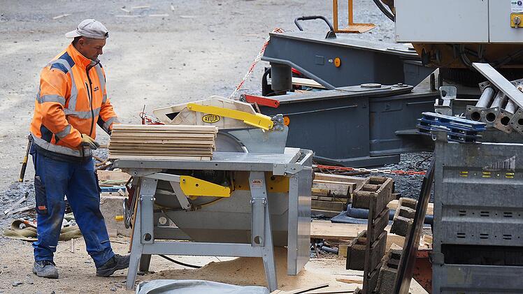Arbeiter auf der Großbaustelle.