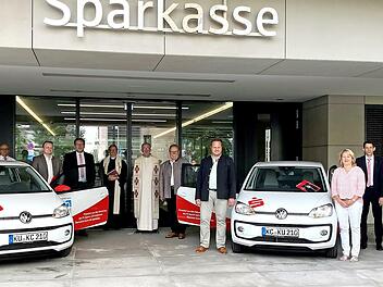 Übergabe der Fahrzeuge mit (von links) Harry Weiß, Klaus Peter Söllner, Thomas Schneider (Unternehmensbereichsleiter Firmenkunden), Christopher Heybach (Geschäftsführer DIMACare gGmbH), Frank Ramming (Betreuer Gewerbekunden), Jürgen Singer, Hans Roppelt, Karl-Günther Krauß (Verwaltungsrat DIMACare gGmbH), Ingo Lehmann, Melanie Beitzinger (Pflegedienstleitung Diakoniestation Küps), Steffen Potstada, Sabine Lesch (2. Geschäftsführender Vorstand Diakonisches Werk) und Landrat Klaus Löffler