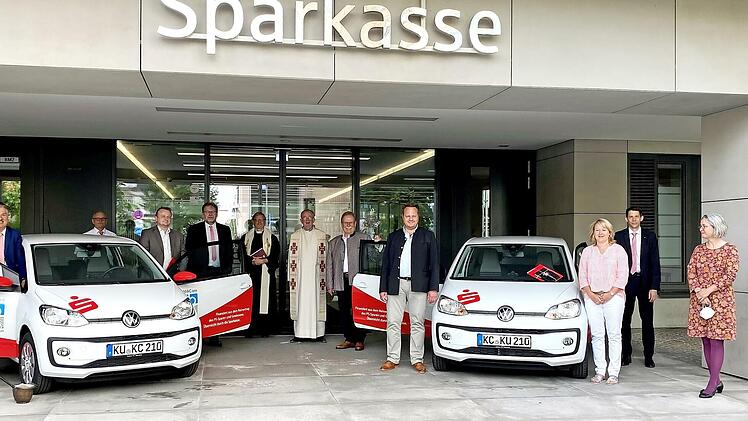 Übergabe der Fahrzeuge mit (von links) Harry Weiß, Klaus Peter Söllner, Thomas Schneider (Unternehmensbereichsleiter Firmenkunden), Christopher Heybach (Geschäftsführer DIMACare gGmbH), Frank Ramming (Betreuer Gewerbekunden), Jürgen Singer, Hans Roppelt, Karl-Günther Krauß (Verwaltungsrat DIMACare gGmbH), Ingo Lehmann, Melanie Beitzinger (Pflegedienstleitung Diakoniestation Küps), Steffen Potstada, Sabine Lesch (2. Geschäftsführender Vorstand Diakonisches Werk) und Landrat Klaus Löffler