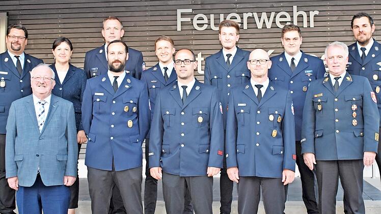 Stefan Wicklein (o.li.) freut sich mit Angela Hofmann und Kreisbrandrat Joachim Ranzenberger &uuml;ber zahlreiche Geehrte.