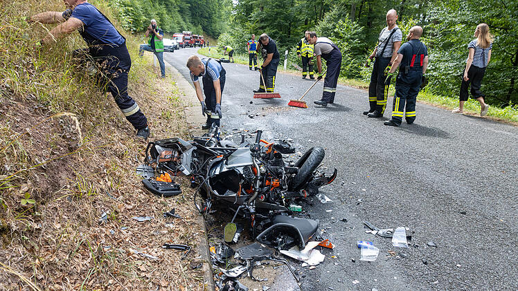 Motorradausfahrt endet f&uuml;r zwei Biker t&ouml;dlich: Frontalzusammensto&szlig; im dichten Waldgebiet