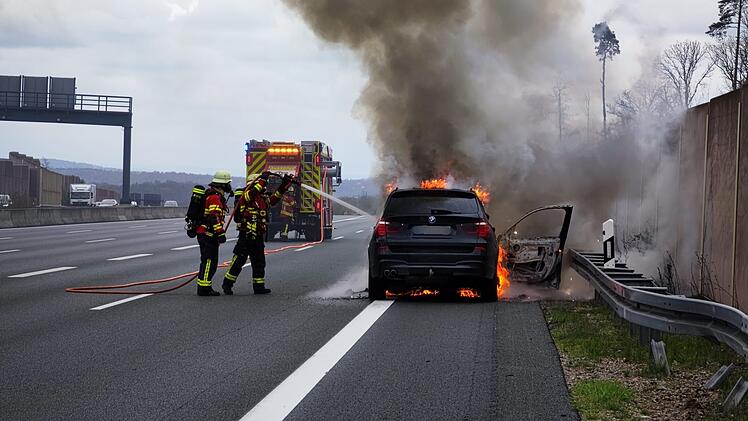Auto in Brand: Behinderungen auf A3