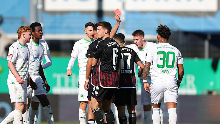 Karten-Könige aus Nürnberg - ein FCN-Profi hat sogar Liga-Krone auf