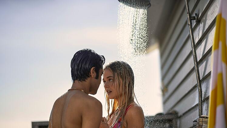 Cadence (Emily Alyn Lind) und Gat (Shubham Maheshwari) kommen sich im schönsten Sommer ihres Lebens endlich näher.