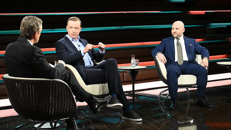 Als es um den Krieg im Iran ging, waren SPD-Politiker Adis Ahmetovic (Mitte) und Markus Frohnmeier (rechts) anderer Meinung.