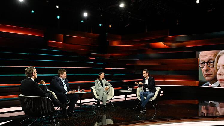 Markus Lanz (links) diskutierte am Dienstagabend mit CDU-Politiker Johannes Volkmann (zweiter von links), Journalistin Marina Kormbaki (zweite von rechts) und Gr&uuml;nen-Politiker Andreas Audretsch.