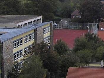 Hinter der St.Hedwig Schule (gelbes Gebäude) könnte in Zukunft eine größere Turnhalle entstehen.  Die alte ist jedenfalls sanierungsbedürftig. Denkbar ist aber auch eine kleine Lösung oder eine ganz große auf dem Deustergrundstück. Der Stadtrat berät.  Foto: Streit