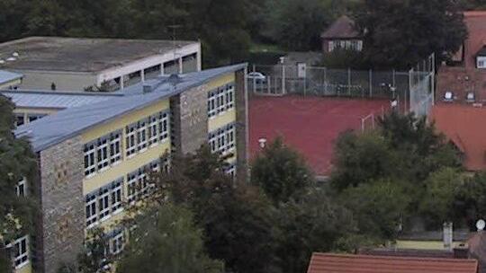 Hinter der St.Hedwig Schule (gelbes Gebäude) könnte in Zukunft eine größere Turnhalle entstehen.  Die alte ist jedenfalls sanierungsbedürftig. Denkbar ist aber auch eine kleine Lösung oder eine ganz große auf dem Deustergrundstück. Der Stadtrat berät.  Foto: Streit
