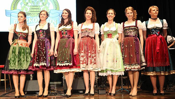 Die Präsentationsrunde in Designer-Dirndl