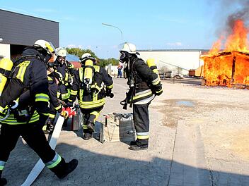 Bei den Schauübungen der Feuerwehr Adelsdorf ging es mitunter heiß her.  Fotos: Johanna Blum