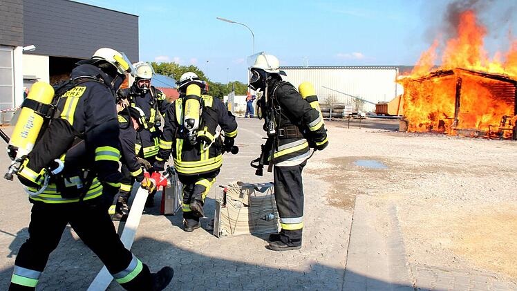 Bei den Schauübungen der Feuerwehr Adelsdorf ging es mitunter heiß her.  Fotos: Johanna Blum