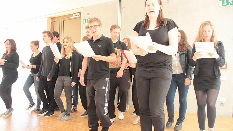 Das aktuelle Theaterprojekt der MGFG-Schüler wird in der Weihermühle erarbeitet. Unser Aufnahmen entstanden bei den Proben.