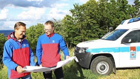 Bereitschaftsleiter Thomas Gremer (links) und Christoph Bär studieren am Bauplatz in Zultenberg die Neubaupläne.