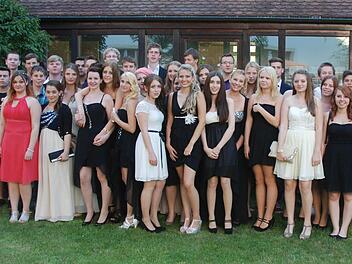 Die Absolventen der Mittelschule Liebfrauenhaus genossen den festlichen Abend. Ein Teil von ihnen ist hier im Bild zu sehen. Foto: privat