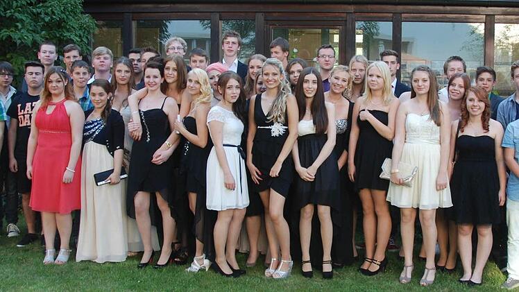 Die Absolventen der Mittelschule Liebfrauenhaus genossen den festlichen Abend. Ein Teil von ihnen ist hier im Bild zu sehen. Foto: privat