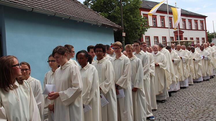 Die Gratulantenschar war groß beim 25. Priesterjubiläum von Kilian Kemmer. Foto: Johanna Blum