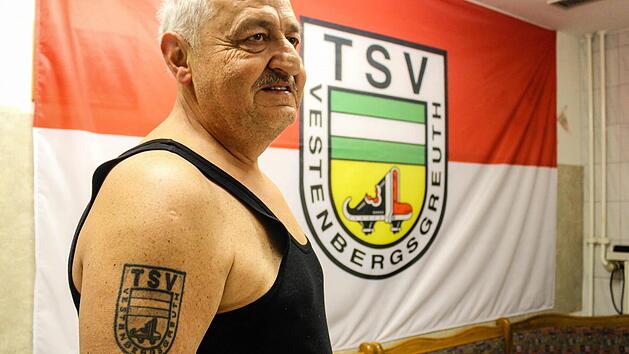 Norbert Fochler, 62, k&uuml;mmert sich beim TSV Vestenbergsgreuth in erster Linie um den Rasen. In seiner langen Karriere hat er aber schon unz&auml;hlige andere Positionen bekleidet. Foto: Martin Kreklau