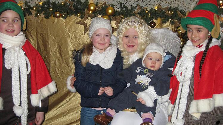 Zum Christkind kamen auch Marie (sechs Jahre) und Lina (zehn Monate). Marie ist ein echtes Christkind. Sie wurde am 24. Dezember 2009 geboren.