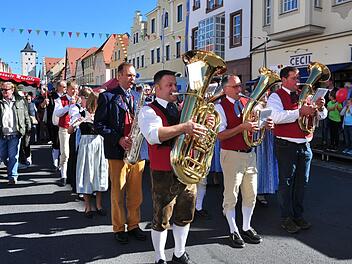 Mit zwei Festzügen wird das  Haßfurter Straßenfest am 6. Oktober eröffnet. Unser Bild stammt von einem früheren Straßenfest, das in gleicher Weise startete.  Ulrike Langer