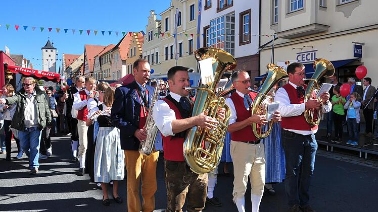 Mit zwei Festzügen wird das  Haßfurter Straßenfest am 6. Oktober eröffnet. Unser Bild stammt von einem früheren Straßenfest, das in gleicher Weise startete.  Ulrike Langer