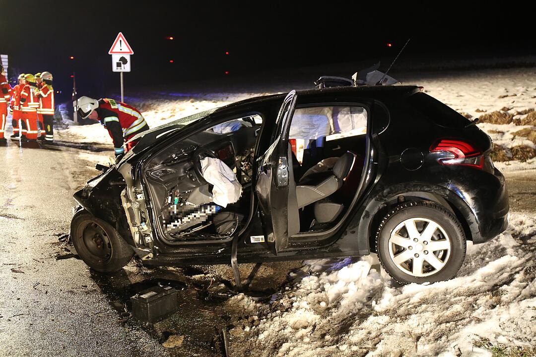 Autofahrerin bei Ahornberg fährt frontal gegen Baum