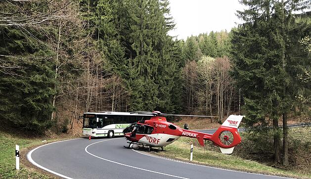 Motorrad kollidiert mit Linienbus: Coburger stirbt bei Unfall in Th&uuml;ringen