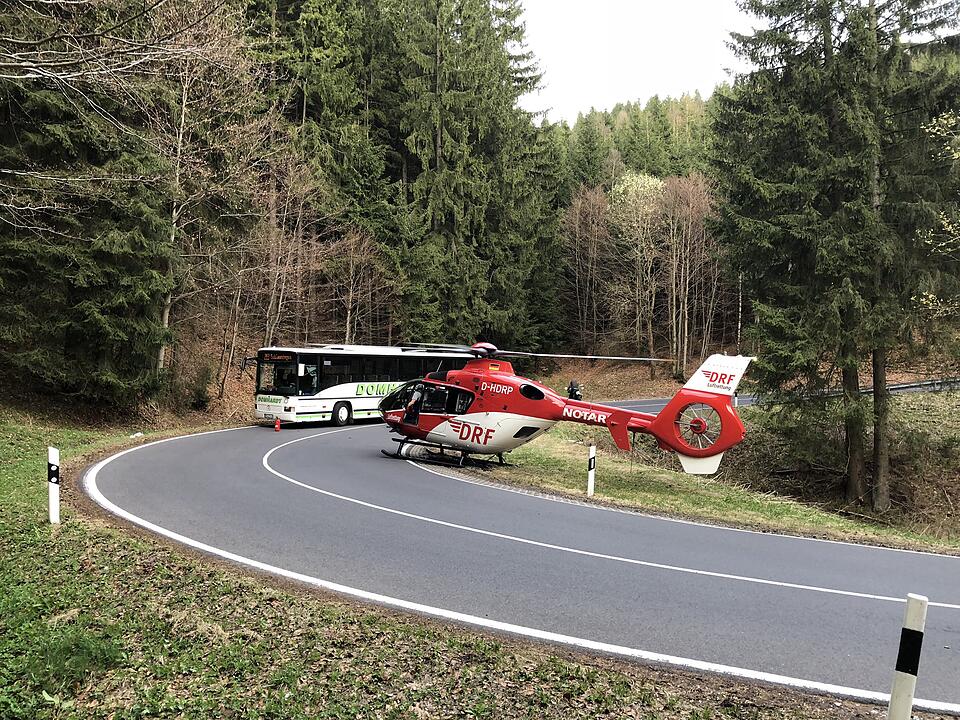 Motorrad kollidiert mit Linienbus: Coburger stirbt bei Unfall in Thüringen