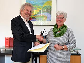 Bad Kissingens Amtsgerichtsdirektor Reinhard Oberndorfer überreichte Brigitte Zecha die Freistellungsurkunde. Fast 30 Jahre war sie als Angestellte am Amtsgericht tätig.  Foto: Peter Rauch