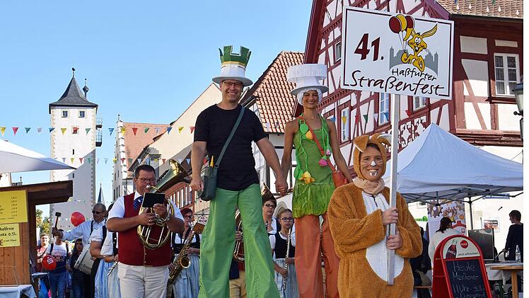 Zwei Festzüge, vom Oberen und vom unteren Trum, in Richtung Stadtmitte  gab es auch heuer wieder beim Haßfurter Straßenfest.Ulrike Langer