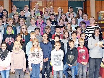 Die beiden siegreichen Klassen des Wettbewerbs "In die Schule gehe ich gern ..." mit Schulleiter Christian Förtsch (links)  Foto: Thomas Micheel