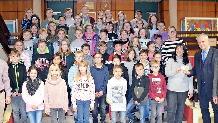 Die beiden siegreichen Klassen des Wettbewerbs "In die Schule gehe ich gern ..." mit Schulleiter Christian Förtsch (links)  Foto: Thomas Micheel