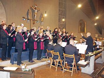Der Katholische Kirchenchor und die Bläsergruppe St. Georg Friesen boten gemeinsam die Motette "Mein Herz erhebet Gott, den Herrn" dar.  Foto: Heike Schülein