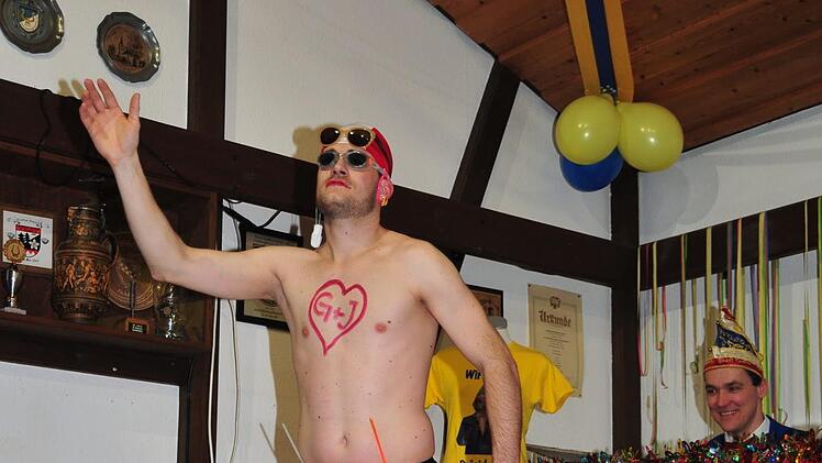 Beim Sketch "Badegast" bekam der am k&uuml;nstlichen Biberstrand unerlaubt baden wollende Alexander Wohlfart ordentlich Unannehmlichkeiten. Foto: Ewald Schlembach