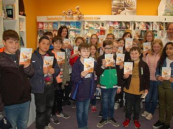 Die 5. Klasse der Mittelschule Münnerstadt holte sich bei der Leseförderaktion "Ich schenk dir eine Geschichte" ihre Bücher im "Tintenfässchen" ab.  Foto: Manfred Mellenthin