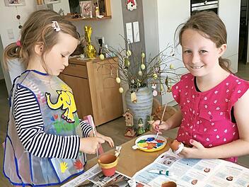 Anna und Lena Richter beteiligten sich mit großem Eifer und viel Begeisterung am kreativen Basteln der Reundorfer Turnzwerge und "Igel-Kids". Foto: Alfred Thieret