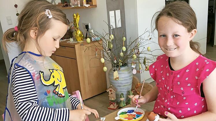 Anna und Lena Richter beteiligten sich mit großem Eifer und viel Begeisterung am kreativen Basteln der Reundorfer Turnzwerge und "Igel-Kids". Foto: Alfred Thieret