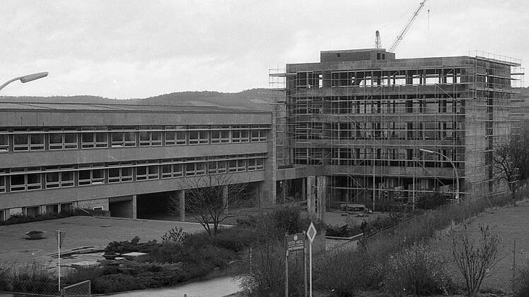 Nur wenige Jahre nach der Eröffnung bekam das neue Schönborn-Gymnasium einen Anbau. Vor 50 Jahren segnete der Kreistag die Pläne ab. Baukosten: Drei Millionen Mark. Stadtarchiv Münnerstadt/ Nachlass Gerhard Fuhrmann