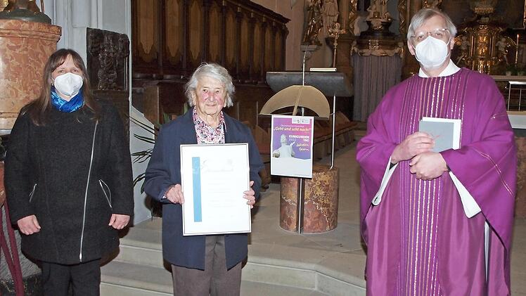 Stadtpfarrer Roland Neher (rechts) und Sabine Keim (links), Mesnerin und eine der vier Frauenbundvorsitzenden, bedankten sich bei Kunigunda Eichhorn f&uuml;r ihre 60-j&auml;hrige Treue zum katholischen Frauenbund mit einer Ehrenurkunde.