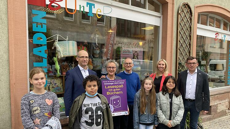 Der Bunte Buchladen in Hammelburg erhielt erneut das G&uuml;tesiegel Partner der Schulen f&uuml;r Lesef&ouml;rderung des Kultusministeriums (hinten, von links): Klaus Beckschulte, Gesch&auml;ftsf&uuml;hrer des Landesverbands vom B&ouml;rsenverein des Deutschen Buchhandels Andrea und Matthias Teltz, Bildungsstaatssekret&auml;rin Anne Stolz und B&uuml;rgermeister Armin Warmuth zusammen mit lesebegeisterten Kindern.