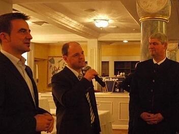 Nach der Wahl: Stefan Förtsch (l. ) mit den beiden Bewerbern Michael Hofmann (2.v.l.) und Hermann Greif Fotos: Lindner