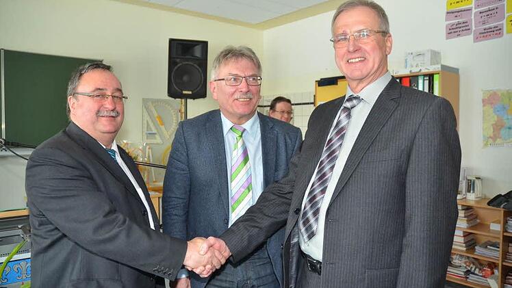 Schulamtsdirektor Uwe Dörfer (Mitte) und Rektor Reinhard Horn (links) verabschieden Josef Rebhan nach 39- jähriger Lehrertätigkeit in den Ruhestand. Foto: K.- H. Hofmann