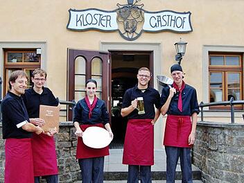 Gleich geht's los: Die Spätschicht vor dem Klostergasthof Maria Bildhausen. Foto: Sigismund von Dobschütz