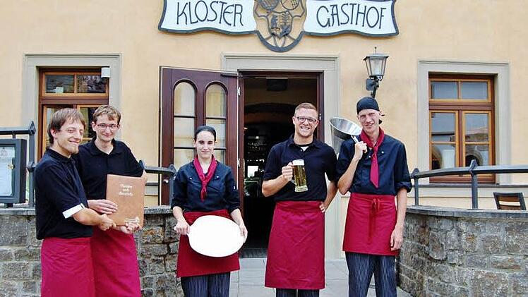 Gleich geht's los: Die Spätschicht vor dem Klostergasthof Maria Bildhausen. Foto: Sigismund von Dobschütz